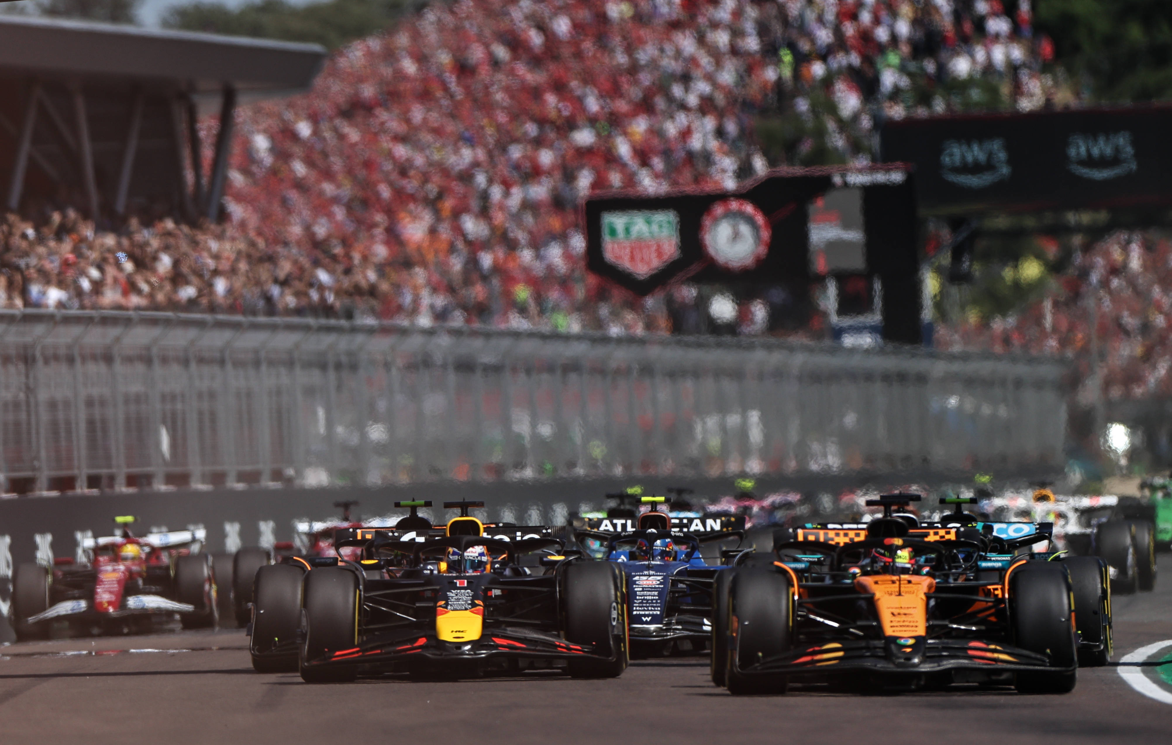 红牛二队鏖战梅赛德斯，维斯塔潘带队取胜