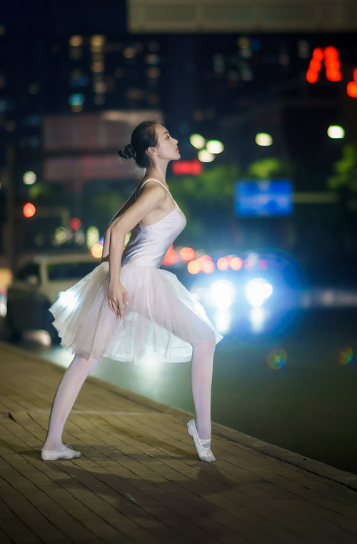 东决关键战之夜，当一个足球的斗魂，在篮球的终极之夜醒来