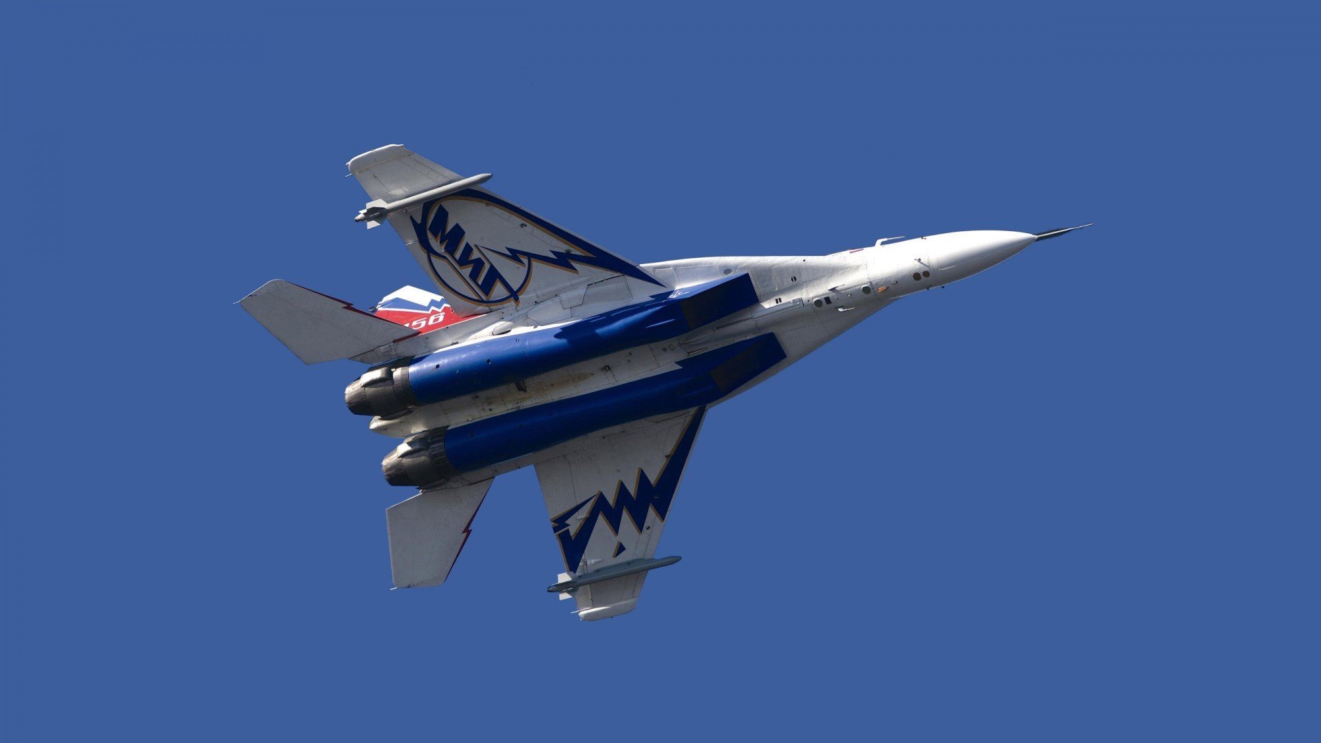 飞驰的黑色闪电，当F1年度争冠之夜遇见锡安的暴力美学